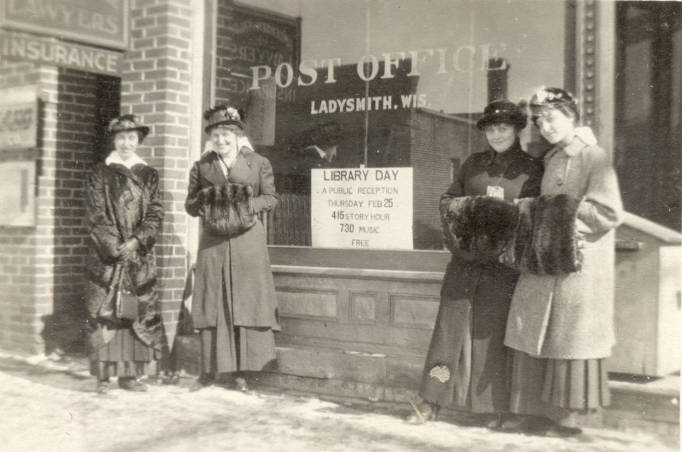 Women standing in front of library in 1915
